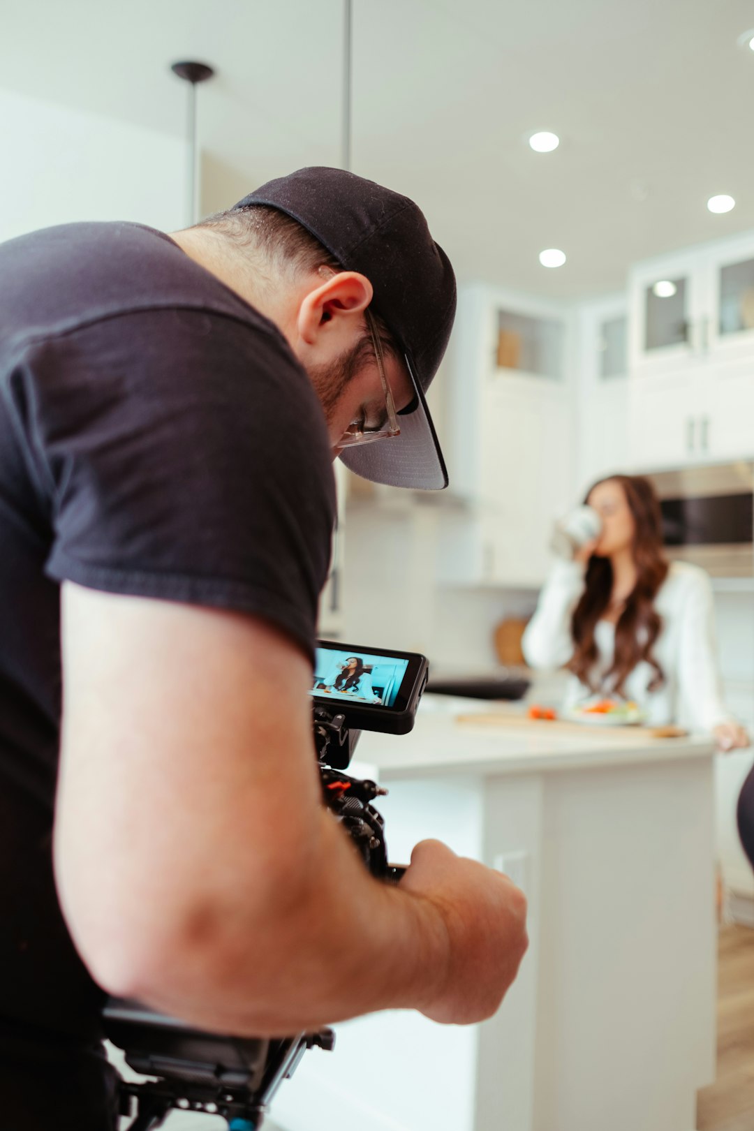 a-man-filming-a-woman-in-a-kitchen-k2eshe-1ygw